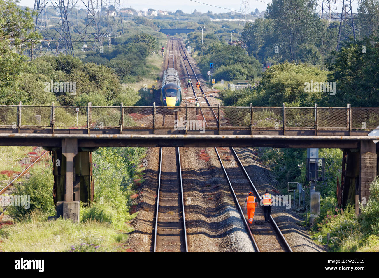 Margam, Wales, UK. 3. Juli 2019. Die gestrandeten Zug auf den Gleisen in der Nähe von Margam in South Wales, UK. Mittwoch, 03 Juli 2019 Re: Zwei Schiene Arbeiter gestorben, nachdem sie von einem Personenzug zwischen Port Talbot Parkway und Bridgend Stationen in South Wales, UK getroffen haben. Das Paar waren in der Nähe von Margam durch die Swansea nach London Paddington Train Struck gegen 10 Uhr. Sie waren tot an der Szene und eine dritte Person wurde für Schlag behandelt ausgeprägt, aber wurde nicht verletzt. Credit: ATHENA PICTURE AGENCY LTD/Alamy leben Nachrichten Stockfoto