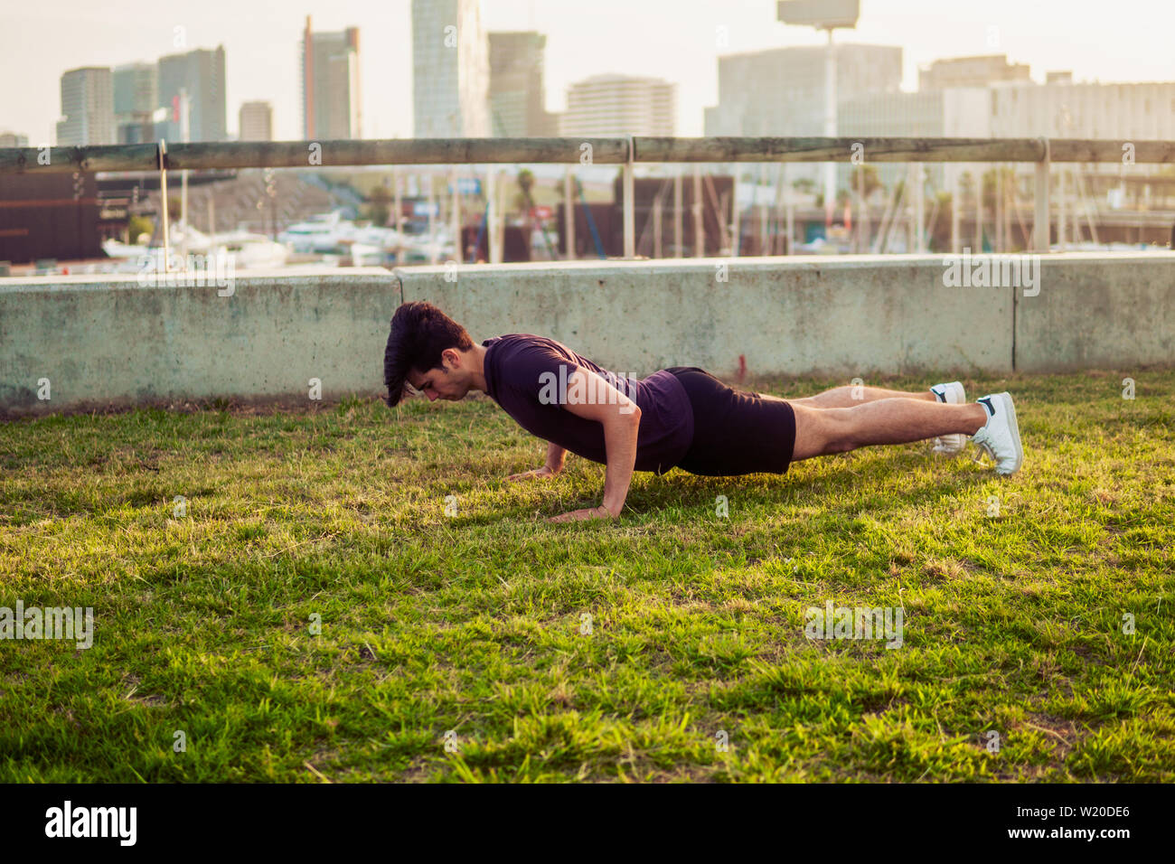 Jungen athletischen Mann tun pushups Übungen im Park Stockfoto
