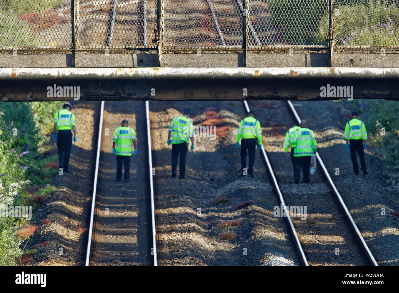 Margam, Wales, UK. 3. Juli 2019. Polizisten sind auf der Suche nachdem der Zug, der den Unfall verursacht hat, ist aus der Nähe von Margam in South Wales, UK entfernt. Mittwoch, 03 Juli 2019 Re: Zwei Schiene Arbeiter gestorben, nachdem sie von einem Personenzug zwischen Port Talbot Parkway und Bridgend Stationen in South Wales, UK getroffen haben. Das Paar waren in der Nähe von Margam durch die Swansea nach London Paddington Train Struck gegen 10 Uhr. Sie waren tot an der Szene und eine dritte Person wurde für Schlag behandelt ausgeprägt, aber wurde nicht verletzt. Credit: ATHENA PICTURE AGENCY LTD/Alamy leben Nachrichten Stockfoto