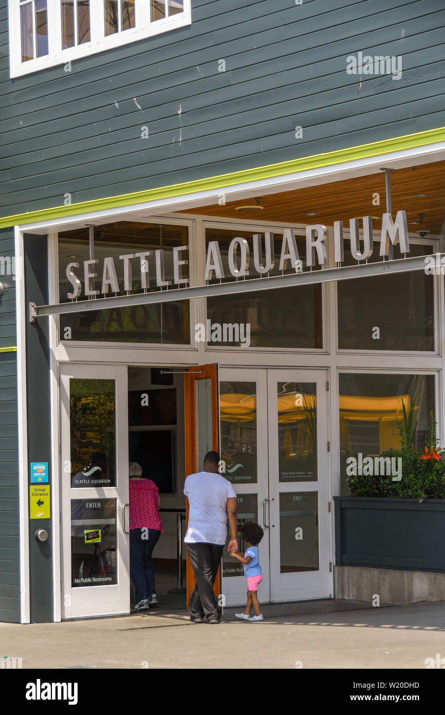 SEATTLE, Washington State, USA - JUNI 2018: Menschen, die Seattle Aquarirum. Stockfoto