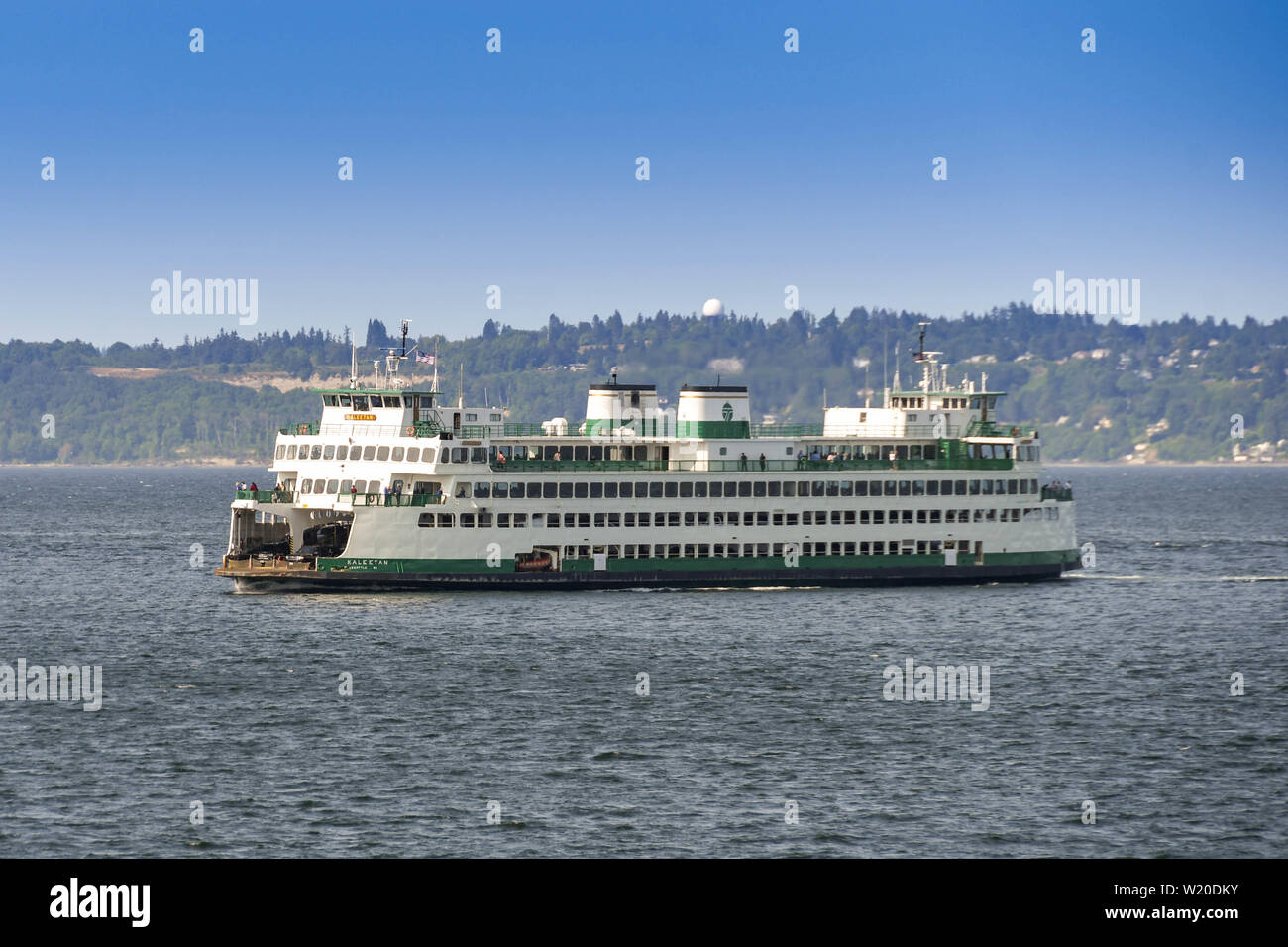 SEATTLE, Washington State, USA - JUNI 2018: Große Auto- und Personenfähre überqueren die Bucht von Seattle. Stockfoto