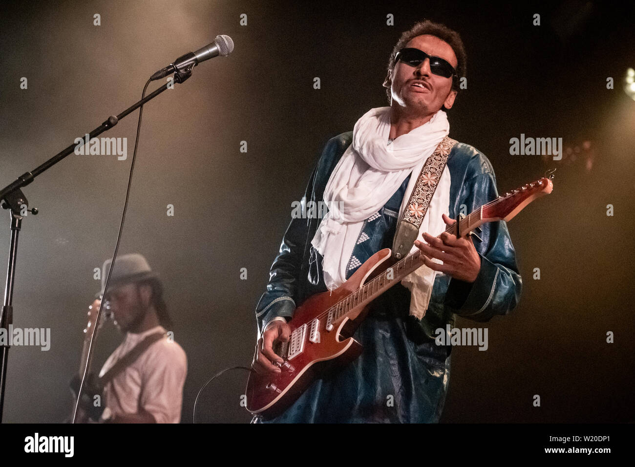 Roskilde, Dänemark. 04. Juli, 2019. Roskilde, Dänemark. Juli 04th, 2019. Tuareg Gitarrist, Musiker und Sänger und Songwriter Omara Moctar wird am besten durch seine Bühne name Bombino bekannt und hier führt ein Live Konzert während der dänischen Musik Festival Roskilde Festival 2019. (Foto: Gonzales Foto/Alamy leben Nachrichten Stockfoto