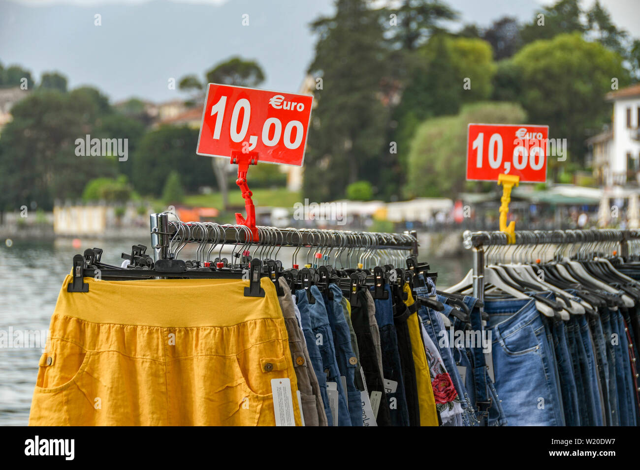 LENNO, Comer See, Italien - JUNI 2019: Kleidungsstücke auf Verkauf für 10 Euro auf Regalen in den Markt am Seeufer in Lenno am Comer See. Stockfoto