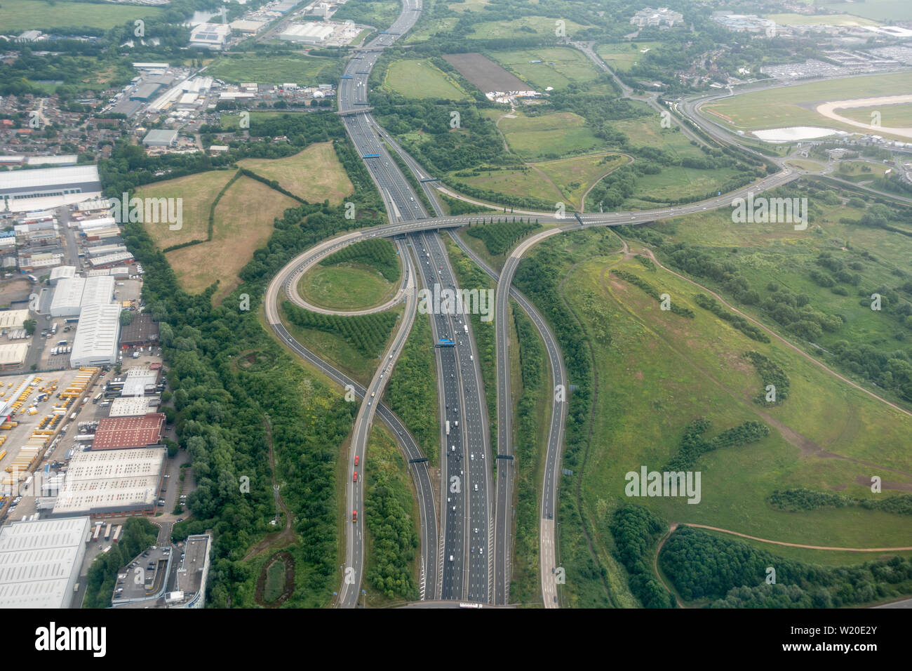 Luftaufnahme von M25 in der Nähe der Ausfahrt 14 und der Flughafen Heathrow nach Norden fliegen über dem Nordatlantik in der Nähe von Island. Stockfoto