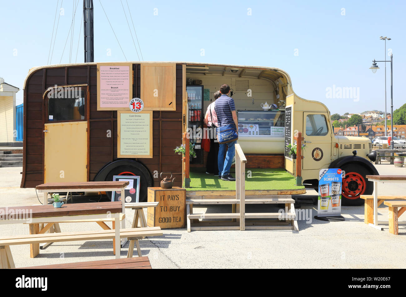 Schrullige Cafe am Hafen Arm in Folkestone, einer Promenade mit Blick aufs Meer, sanierte vom alten Bahnhof, in SE Kent, England, Großbritannien Stockfoto