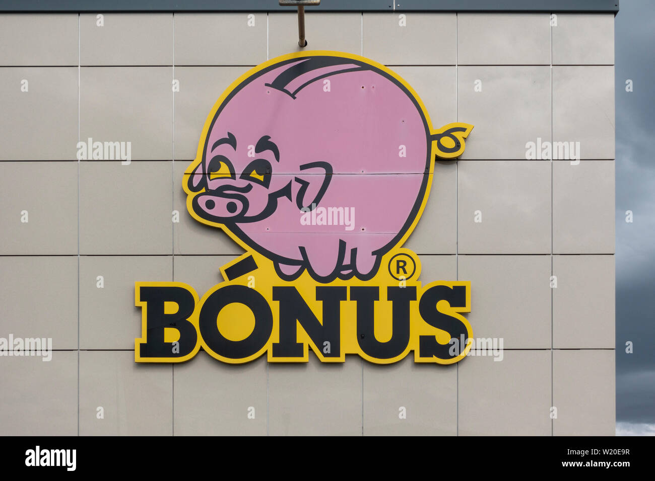 Die Pink Pig Logo an der Seite eines Zweiges der Isländischen Bonus Supermarkt, Reykjavik, Island. Stockfoto