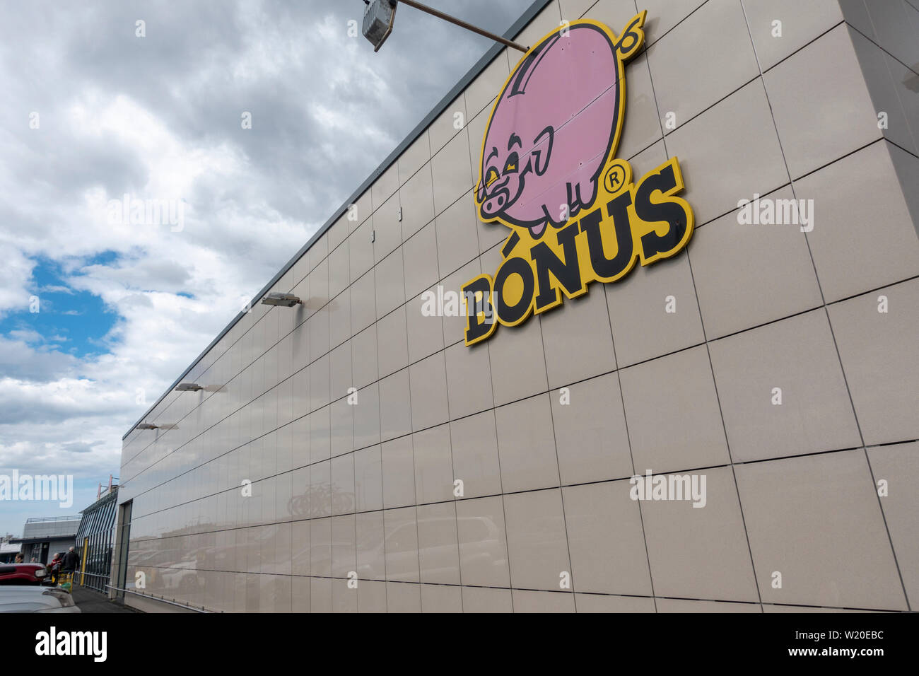 Die Pink Pig Logo an der Seite eines Zweiges der Isländischen Bonus Supermarkt, Reykjavik, Island. Stockfoto