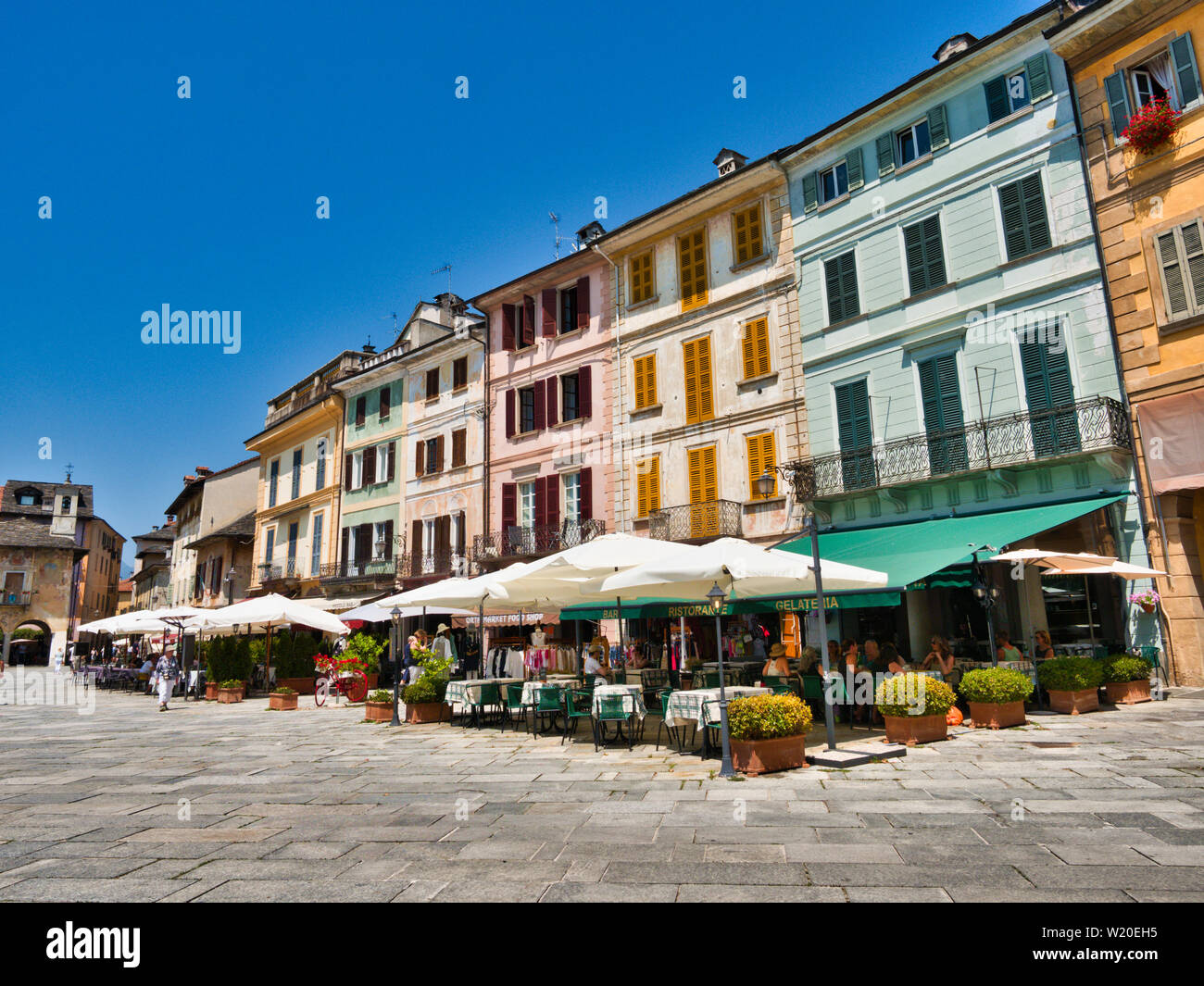 Restaurants und lokalen Unternehmen in der Piazza Motta in der Ortschaft Orta San Giulio Italien während ein sommermorgen Stockfoto