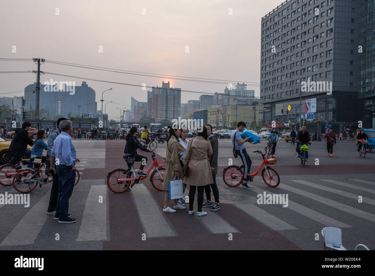 Rush Hour auf dawang Straße und Guang Qu Straße Kreuzung - Peking, China Stockfoto