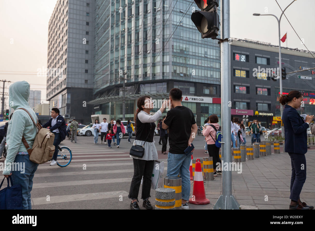 Rush Hour auf dawang Straße und Guang Qu Straße Kreuzung - Peking, China Stockfoto