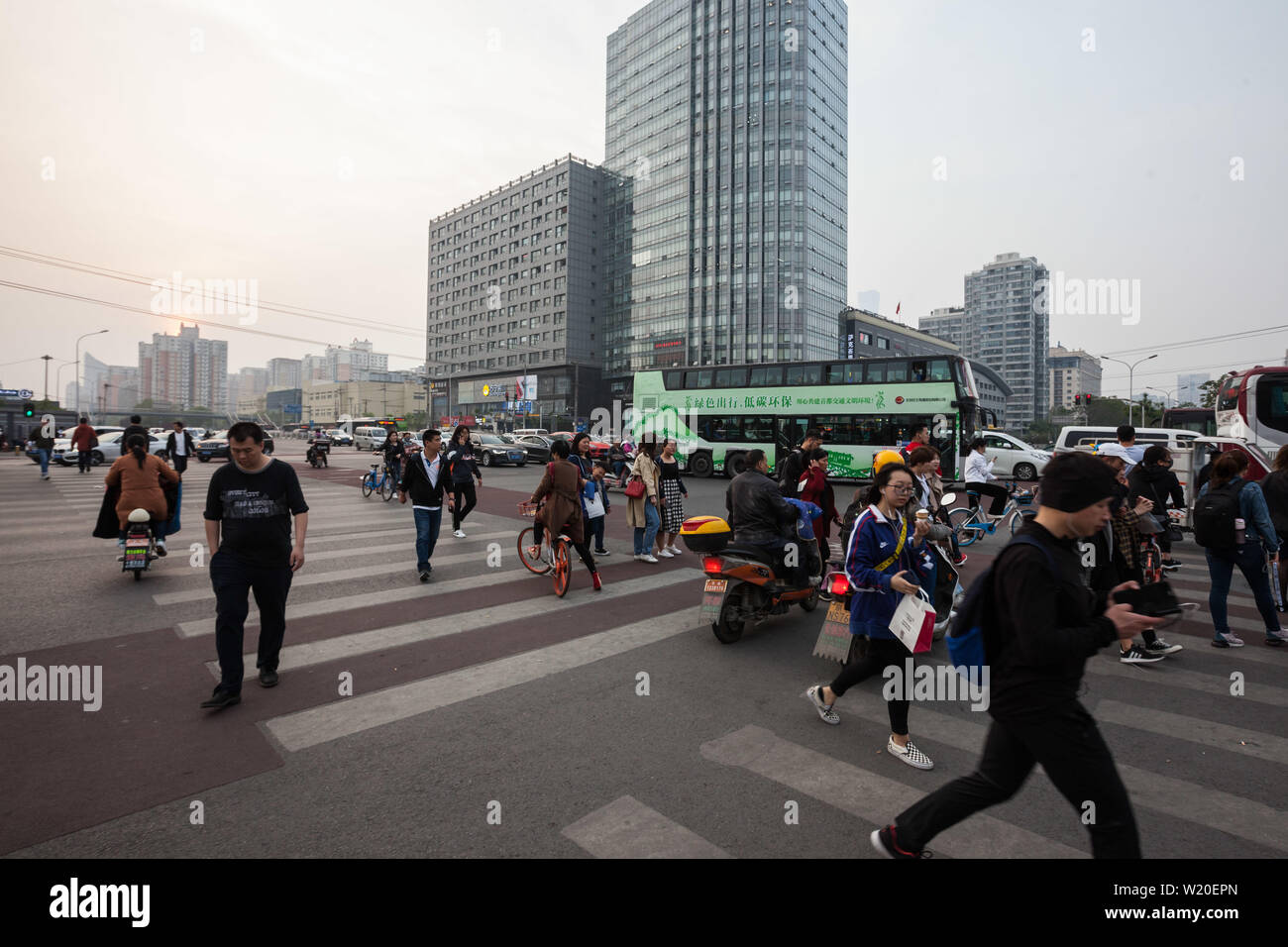 Rush Hour auf dawang Straße und Guang Qu Straße Kreuzung - Peking, China Stockfoto