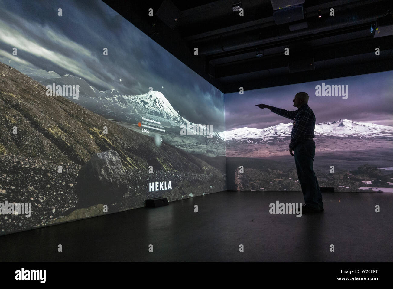 Besucher Anreise mit der Hekla interaktives Display in der LAVA Center, Hvolsvöllur, Island beteiligt. Stockfoto