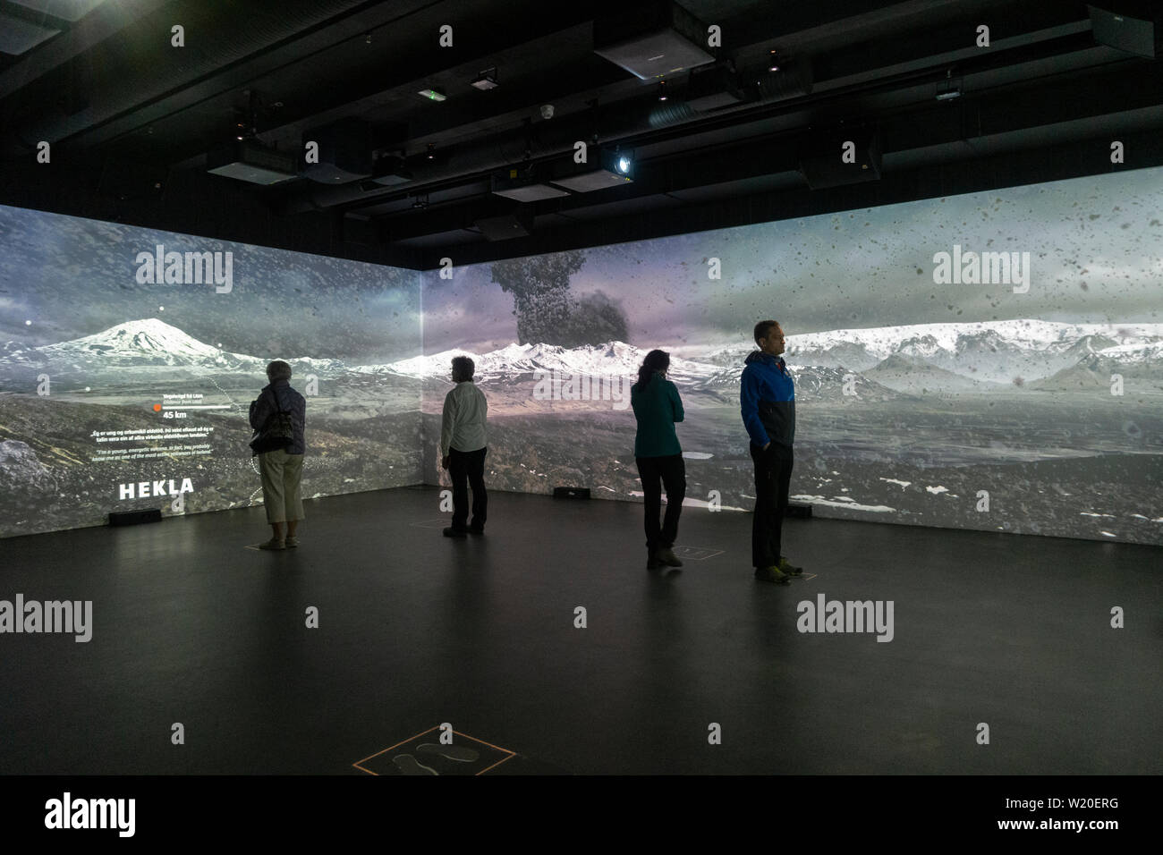 Besucher Anreise mit der Hekla interaktives Display in der LAVA Center, Hvolsvöllur, Island beteiligt. Stockfoto