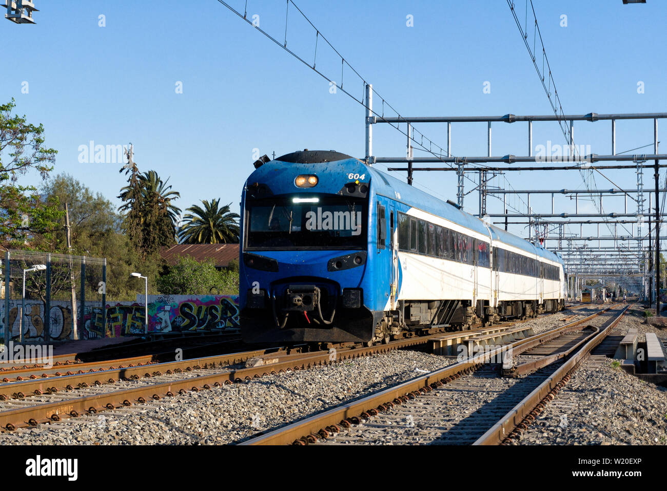 SANTIAGO, CHILE - Oktober 2015: eine lange Distanz Terrasur UTS-444 am Bahnhof San Bernardo, Alameda station Stockfoto