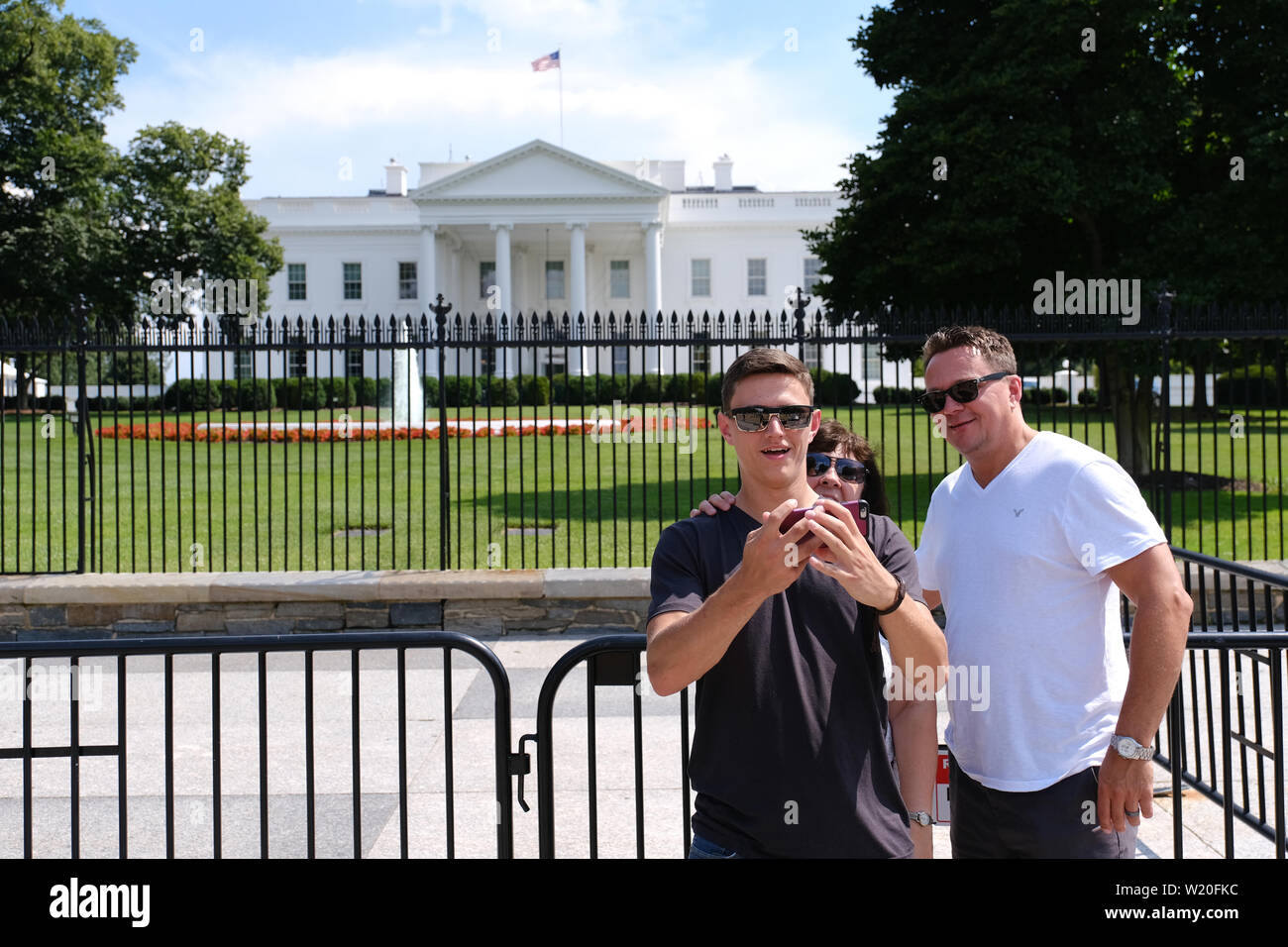 Besucher nehmen Sie Fotos von sich selbst vor dem Weißen Haus an der Pennsylvania Avenue NW in Washington, D.C. Stockfoto