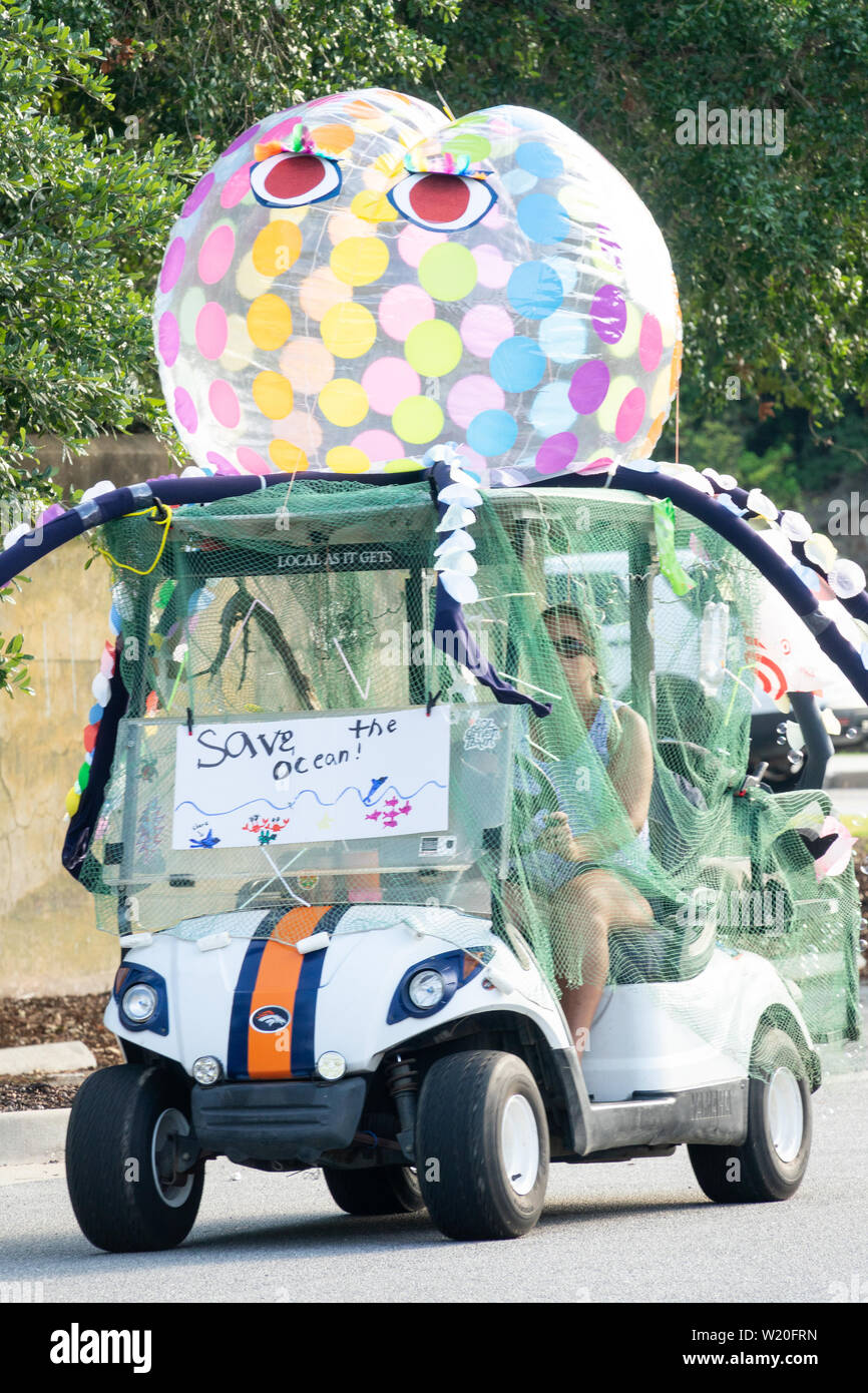 Ein Golf Cart float eingerichtet wie eine Krake während der jährlichen Tag der Unabhängigkeit Golfkarre und Fahrrad parade Juli 4, 2019 in Sullivan's Island, South Carolina. Die winzigen wohlhabenden Sea Island Strand Gemeinschaft gegenüber von Charleston hält eine überdimensionale Golfkarre Parade mit mehr als 75 eingerichtete Karren. Stockfoto