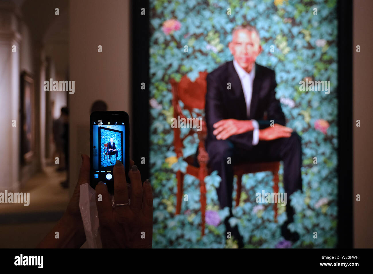 Besucher Blick auf ein Gemälde von US-Präsident Barack Obama von der Künstlerin Kehinde Wiley an der National Portrait Gallery in Washington, D.C. Stockfoto