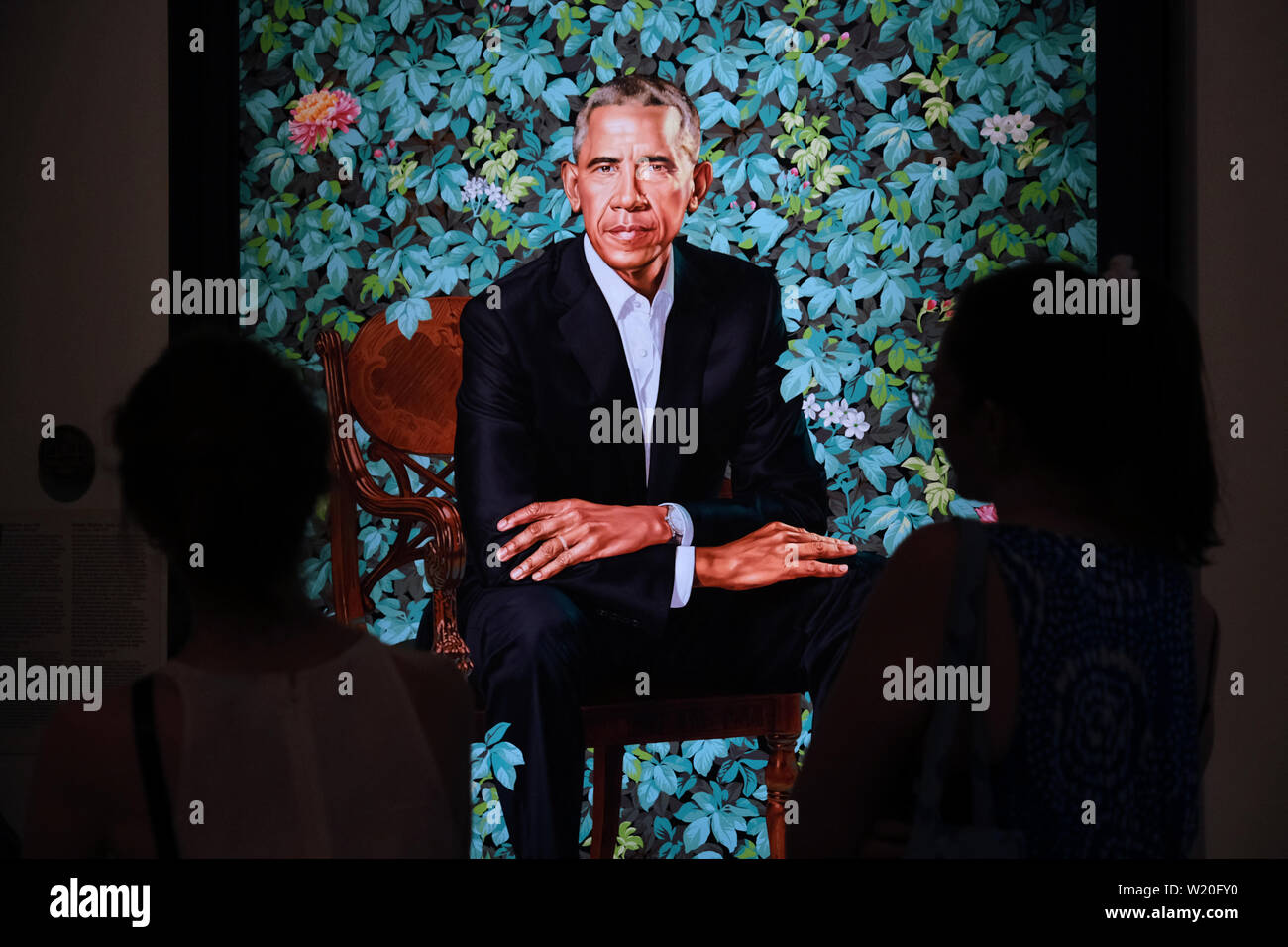 Besucher Blick auf ein Gemälde von US-Präsident Barack Obama von der Künstlerin Kehinde Wiley an der National Portrait Gallery in Washington, D.C. Stockfoto