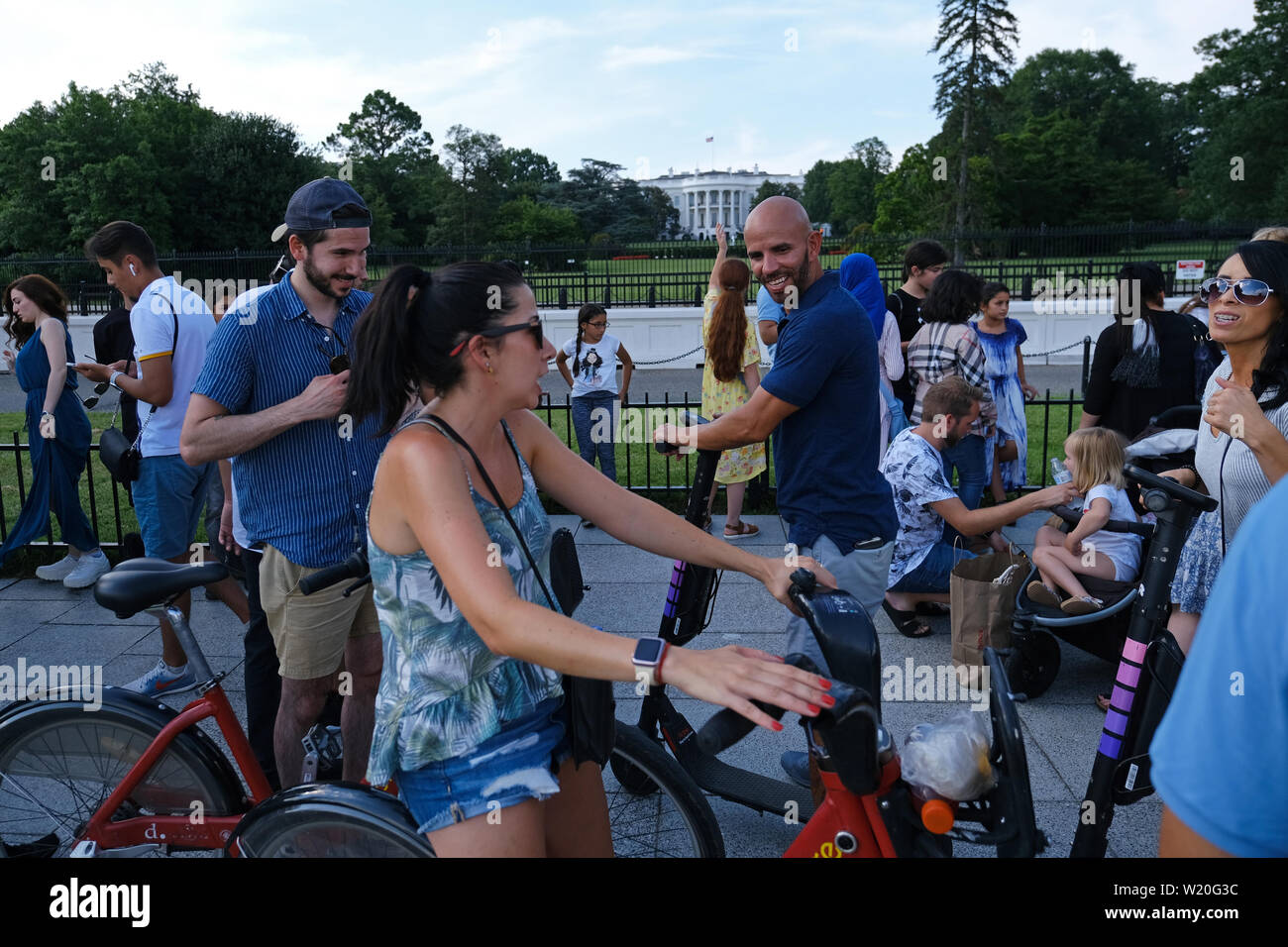 Besucher versammeln sich vor dem Weißen Haus auf der Ellipse in Washington, D.C. Stockfoto
