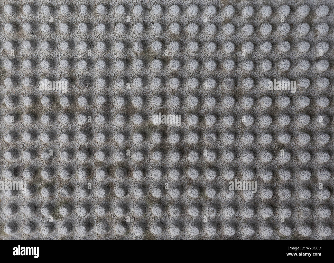 Nahaufnahme einer Verwitterten und verblasste Gummimatte mit Noppen. Abstrakte hochauflösende Full Frame strukturierten Hintergrund. Stockfoto