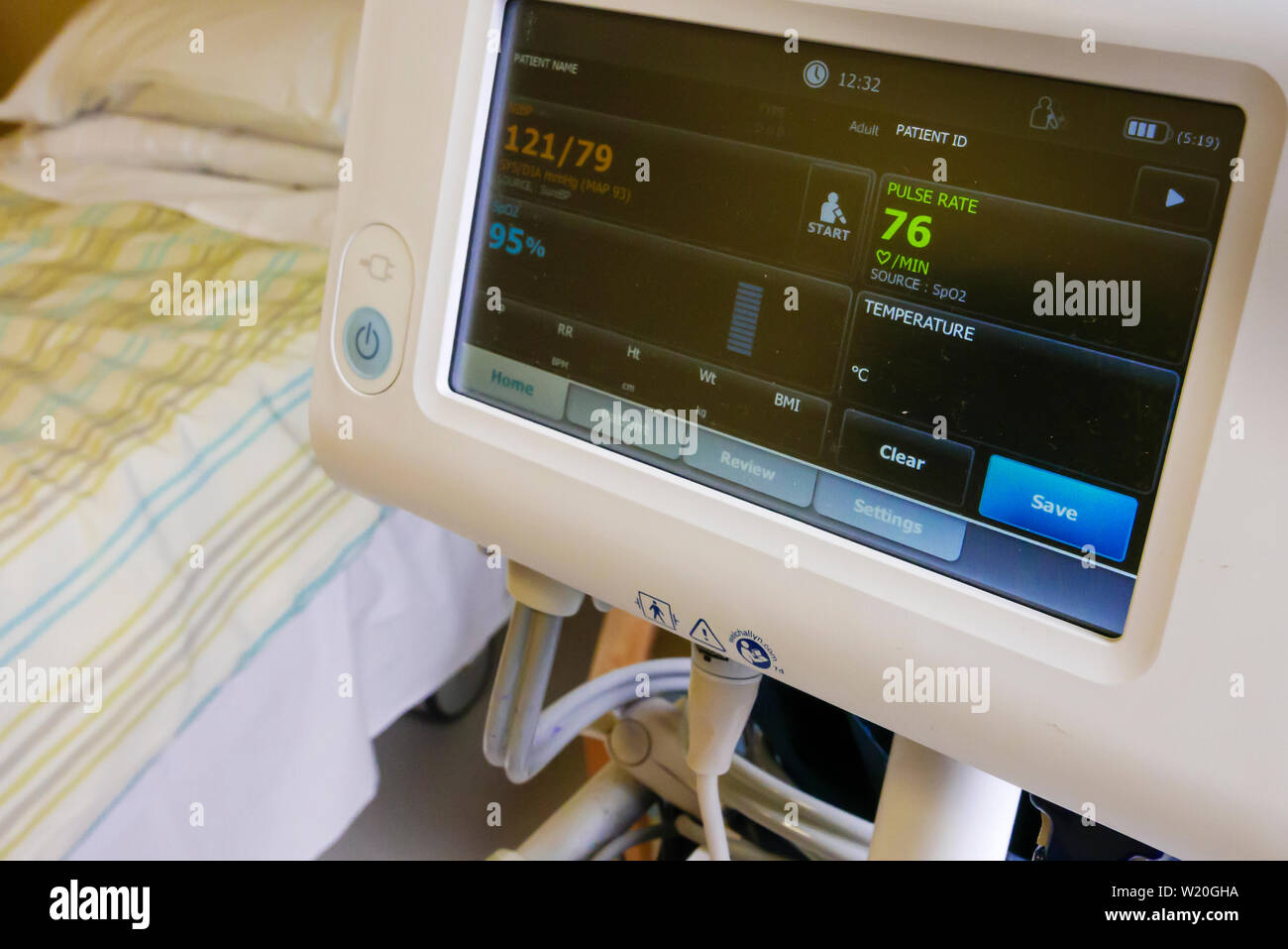 WelchAllyn Blutdruckmessgerät in einem Krankenhaus zeigt einen normalen Blutdruck von 121/79, und ein Blut Sättigung von 95 %. Stockfoto