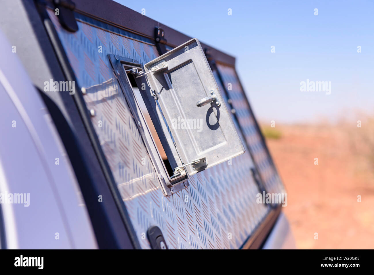 Klappe an der Seite eines Pick-up Truck Vordach, das während der Fahrt auf staubigen Straßen Staub gesaugt wird, um zu verhindern, dass geöffnet werden sollen. Stockfoto