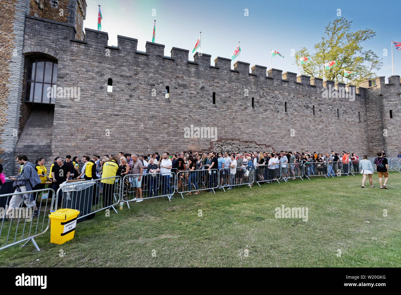 Im Bild: Fans Warteschlange außerhalb der Burg. Samstag, 29 Juni 2019 Re: Manic Street Prediger Konzert im Schloss von Cardiff, South Wales, UK. Stockfoto