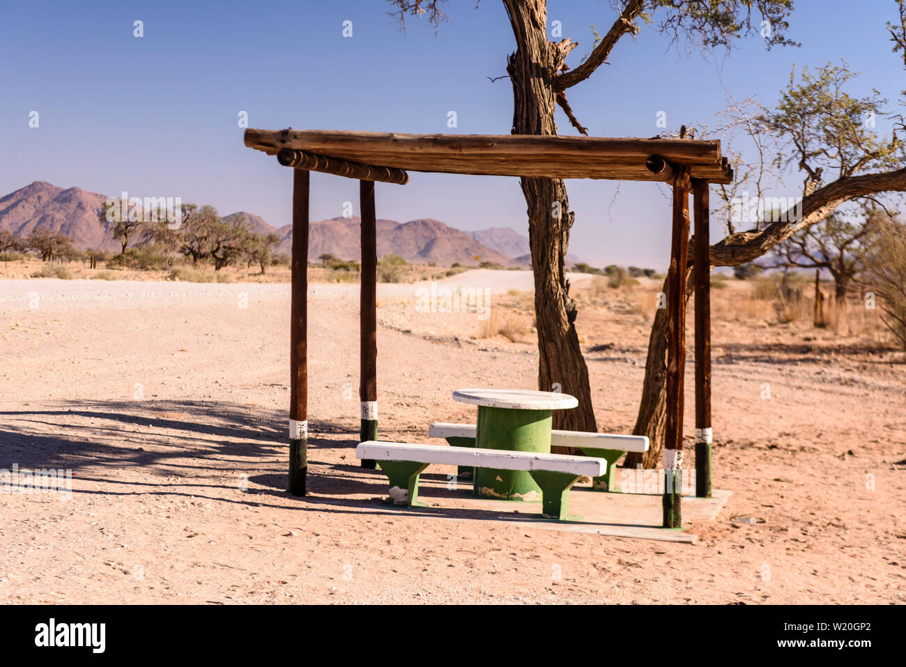Konkrete Picknick Tisch und Bänke mit einem Schutzdach für den Schatten, in der Regel platziert alle 10-20 km entlang von Straßen in Namibia Stockfoto