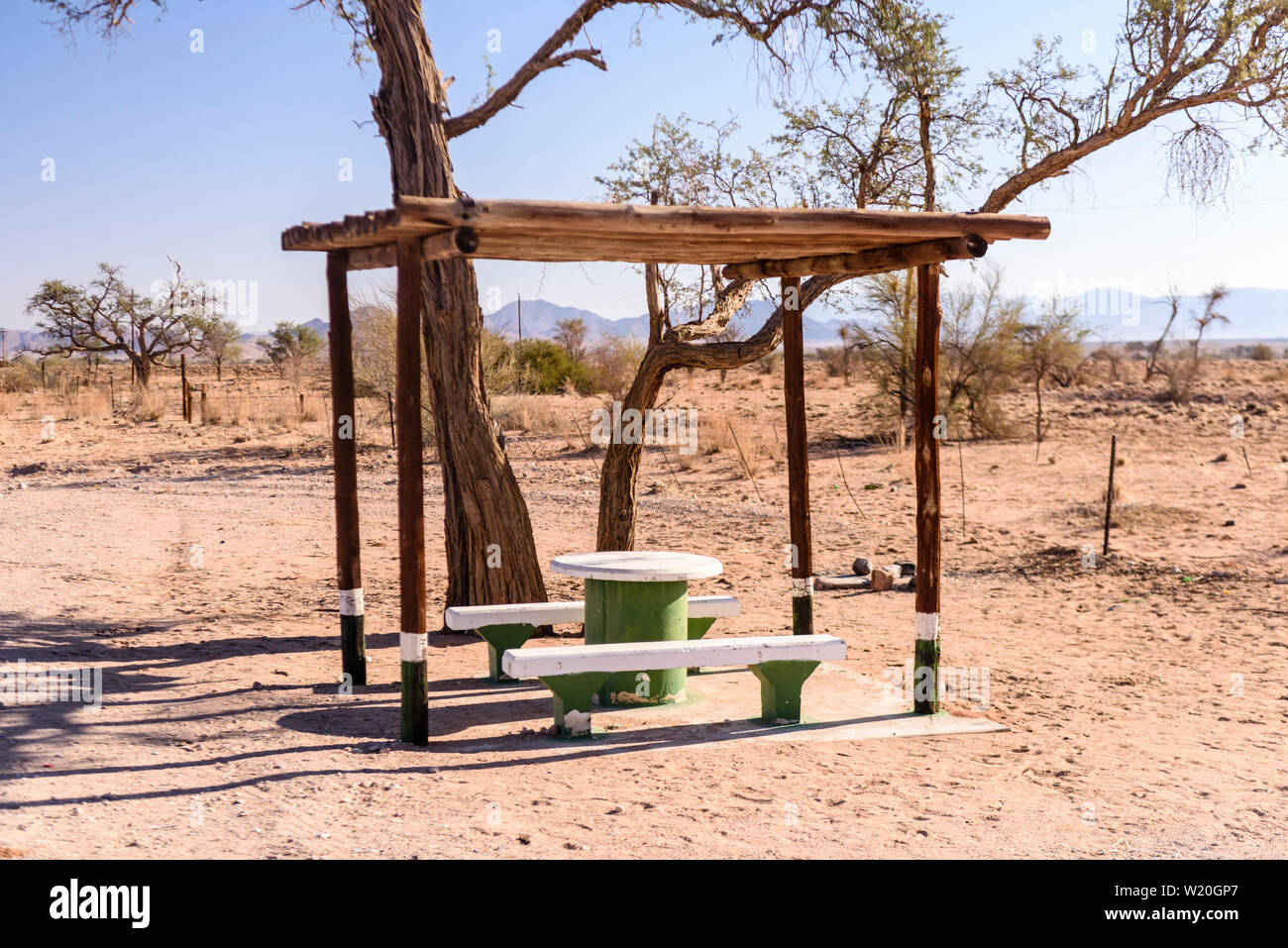 Konkrete Picknick Tisch und Bänke mit einem Schutzdach für den Schatten, in der Regel platziert alle 10-20 km entlang von Straßen in Namibia Stockfoto