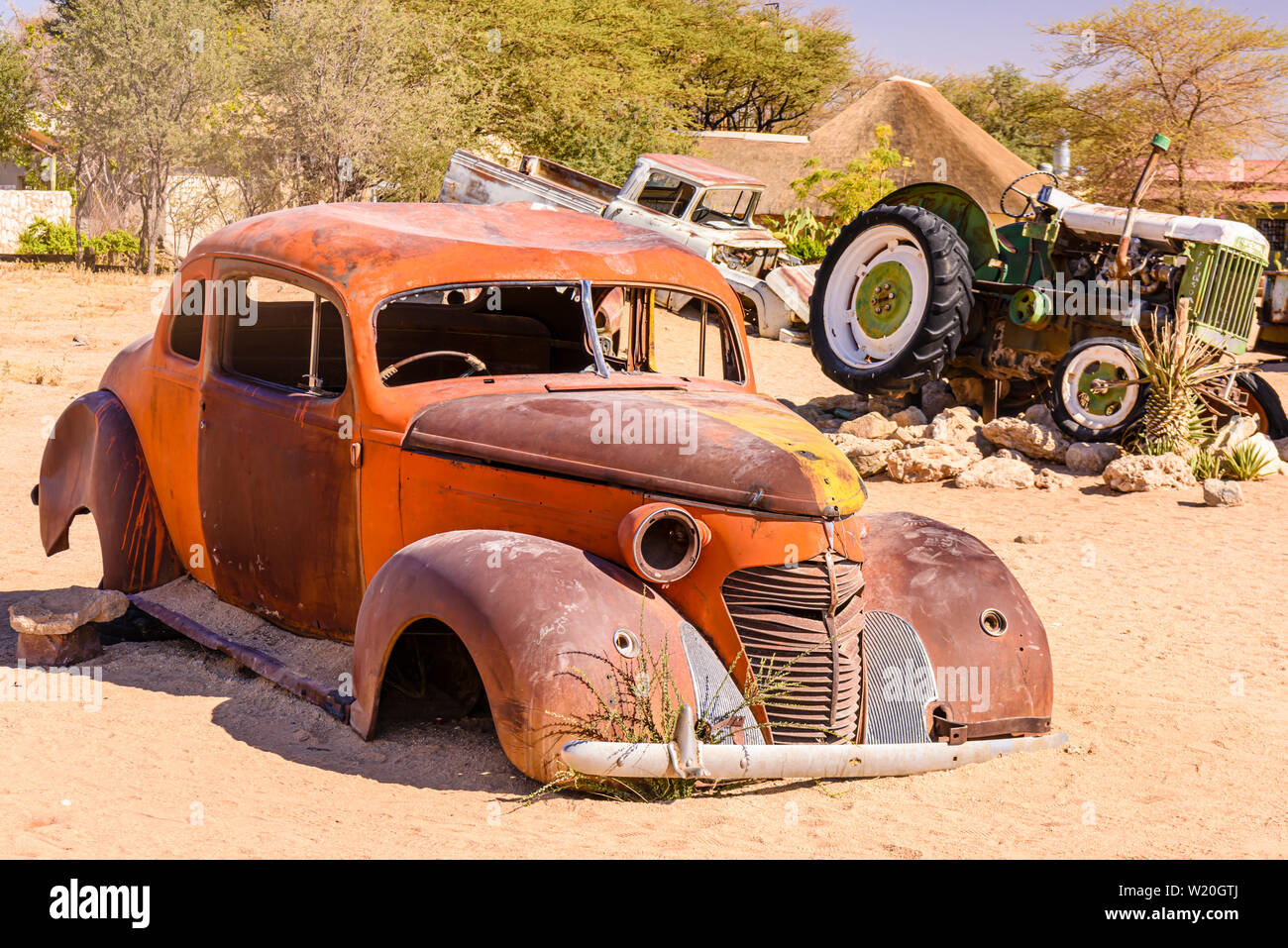 Rostige Autos auf dem Parkplatz am Solitaire, Sesriem, Namibia Stockfoto