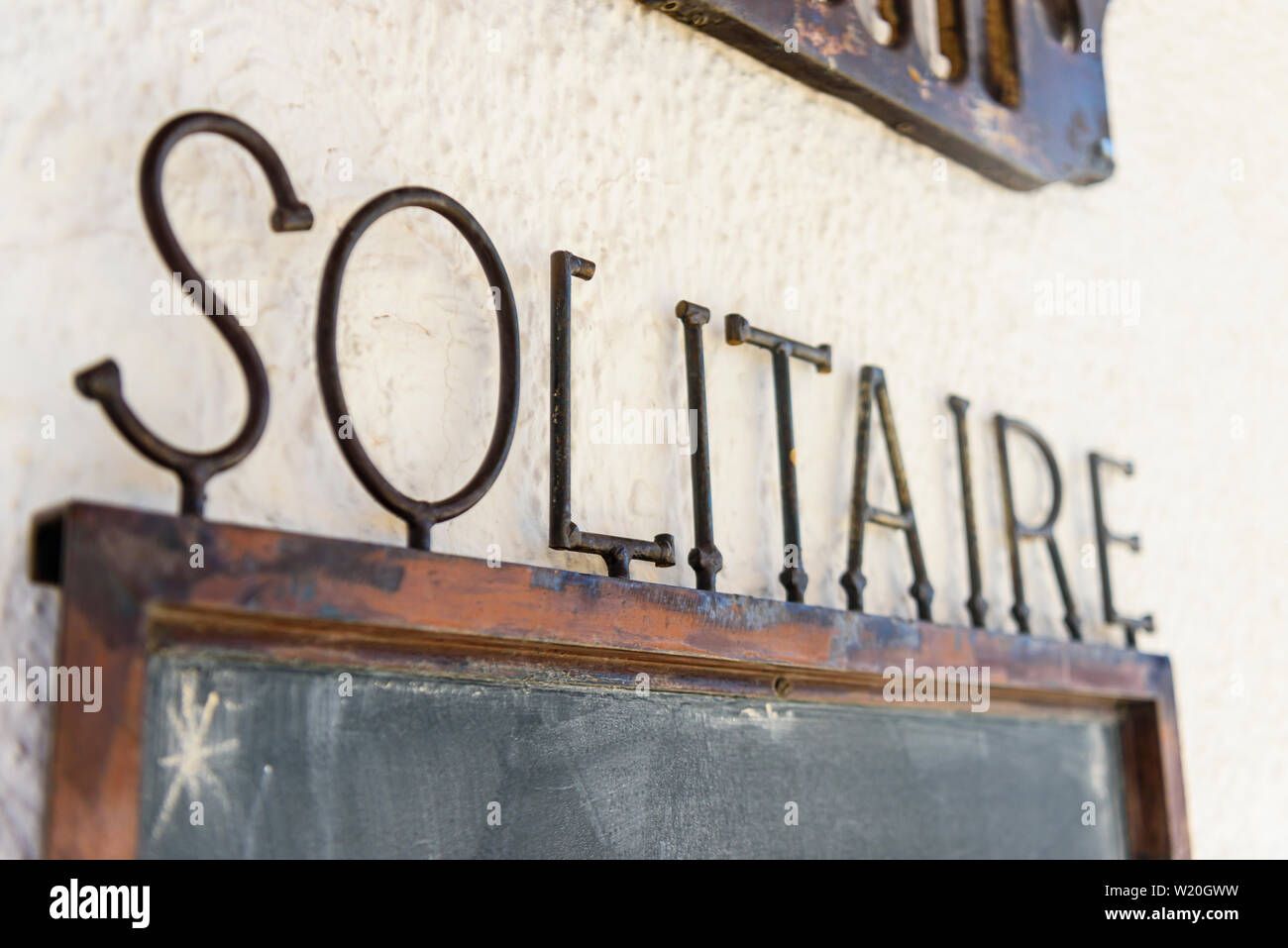 Metall Schild über der Tür an Solitaire, Sesriem, Namibia Stockfoto