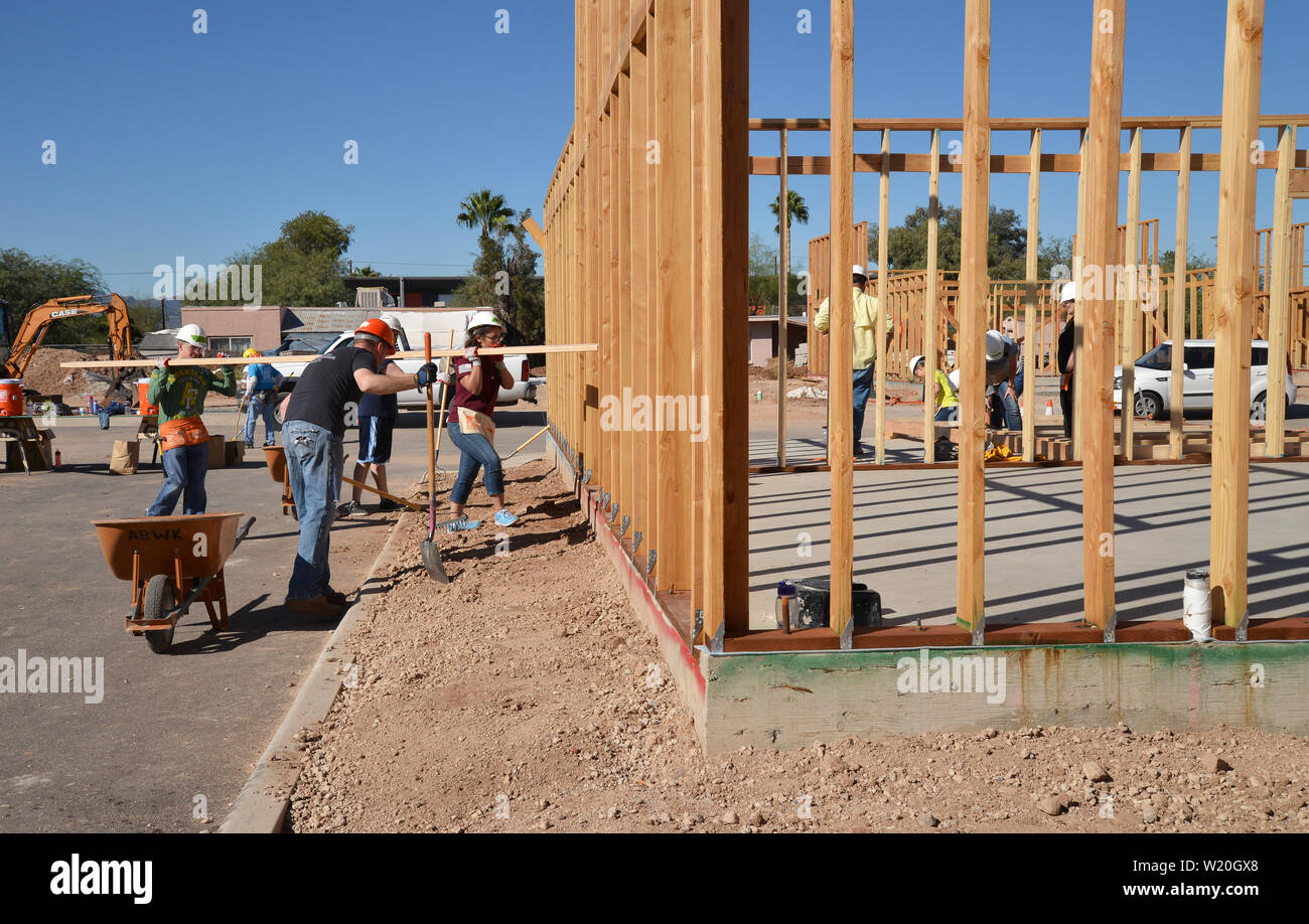 Freiwillige bauen Häuser für Lebensraum für Menschlichkeit, Tucson, Arizona, USA. Stockfoto