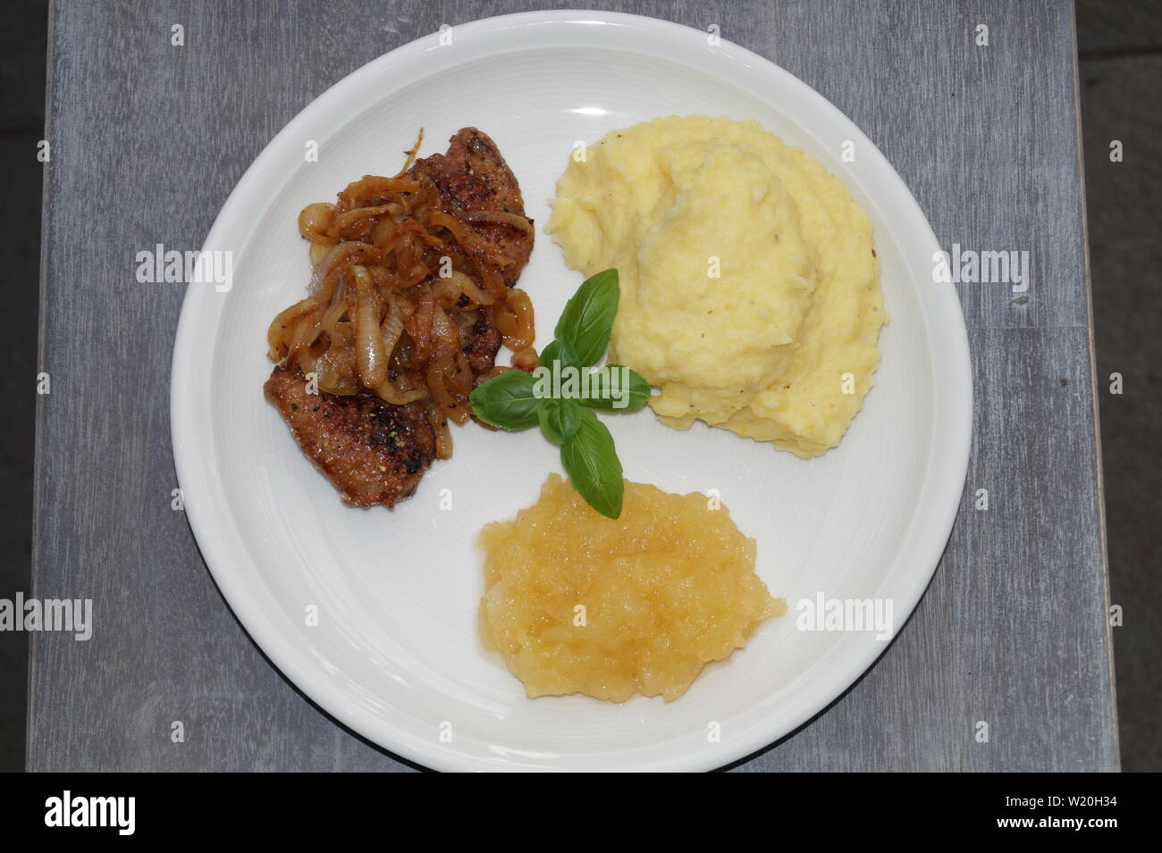 Rosted Kälber Leber mit Zwiebeln, Kartoffelpüree und Apfelmus ...