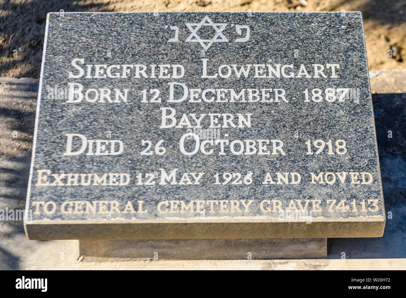 Grabstein für einen jüdischen Mann in einem deutschen Friedhof, der 1918 starb. Sein Körper wurde 1926 exhumiert, 8 Jahre nach seiner Beerdigung, und auf einem anderen Friedhof verlegt. Namibia Stockfoto
