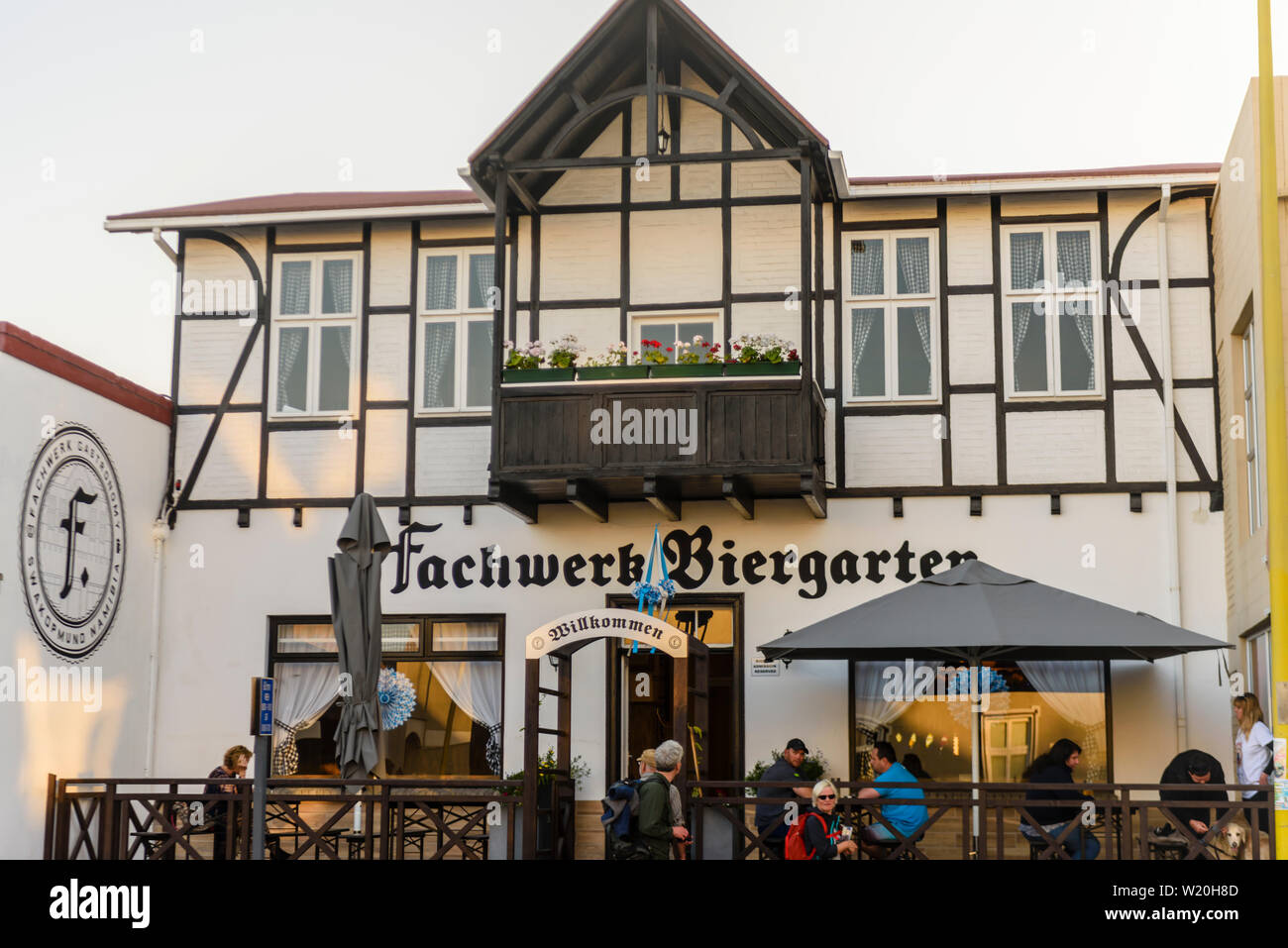 Kunden außerhalb der Fachwerk Biergarten (tr: Fachwerkhäuser Biergarten) deutsche Kneipe und Biergarten in Swakopmund, Namibia Stockfoto