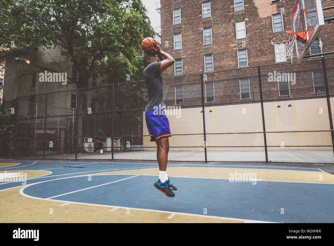 Basketball player Training auf ein Gericht in New York City Stockfoto