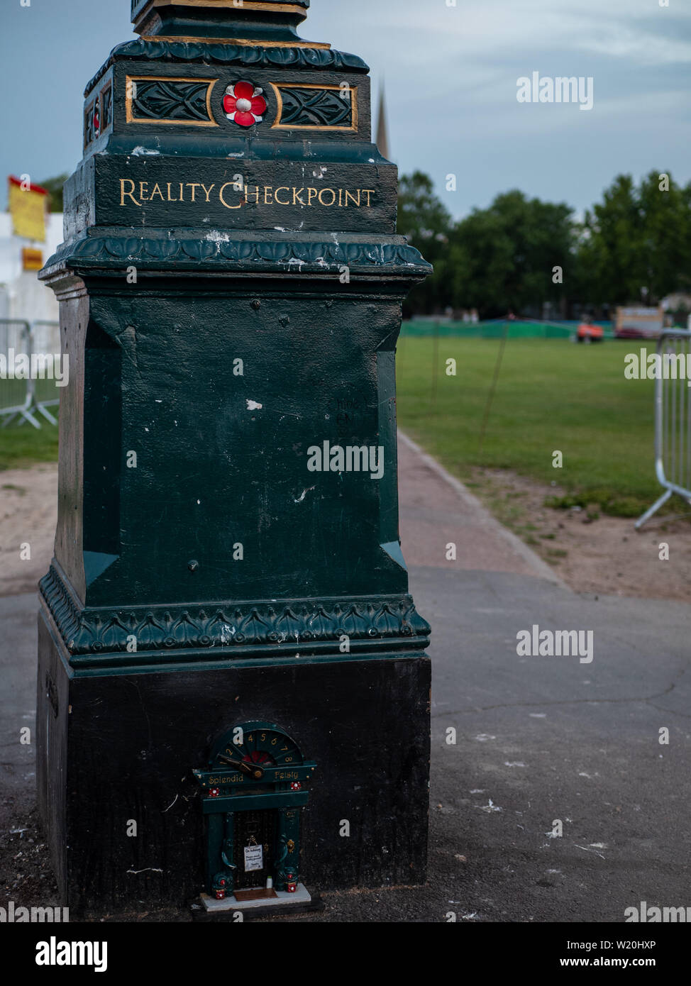 Reality Checkpoint - Diese lampost und lokalen Wahrzeichen im Zentrum des Parkers Stück markiert die Grenze zwischen der Universität Cambridge und dem Rest der Stadt. Stockfoto