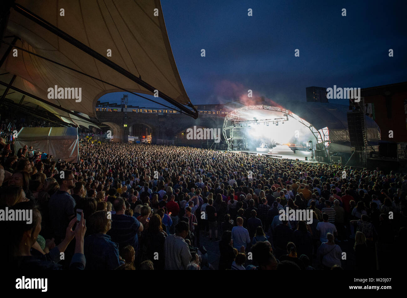 Manchester, Großbritannien. 4. Juli 2019. Eine allgemeine Ansicht der Masse in Castlefield Schüssel als Janelle Monae führt als Teil der öffnung Nacht des Manchester International Festival 2019. Dies ist das 7. Mal die Biennale International Arts Festival stattgefunden hat seit seiner Gründung 2007 ist. Quelle: Russell Hart/Alamy leben Nachrichten Stockfoto
