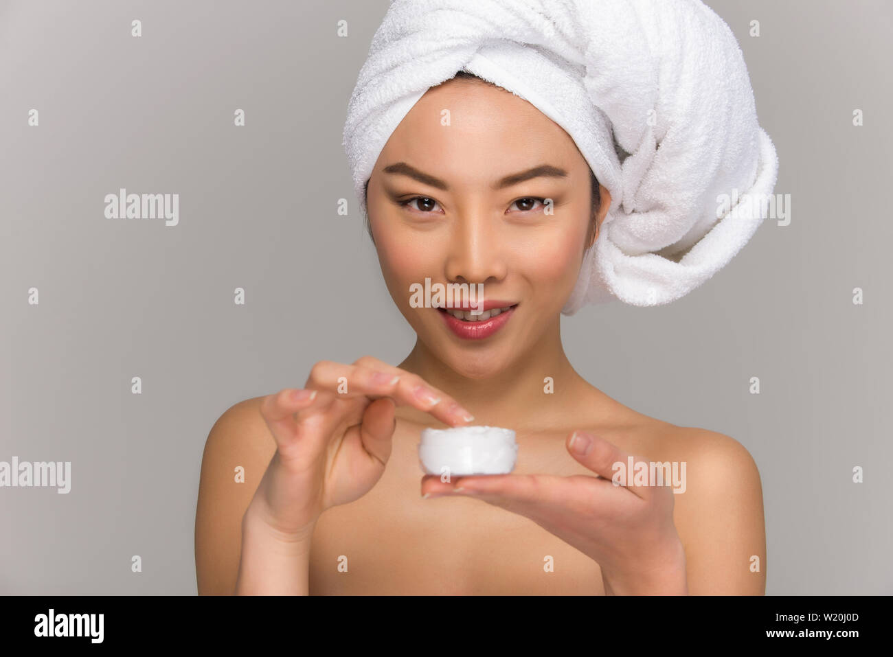 Schöne asiatische Frau Schönheit Porträts. Chinesisches Mädchen stand vor dem Spiegel und kümmert sich um Ihr Aussehen. Beauty Studio Aufnahmen Stockfoto