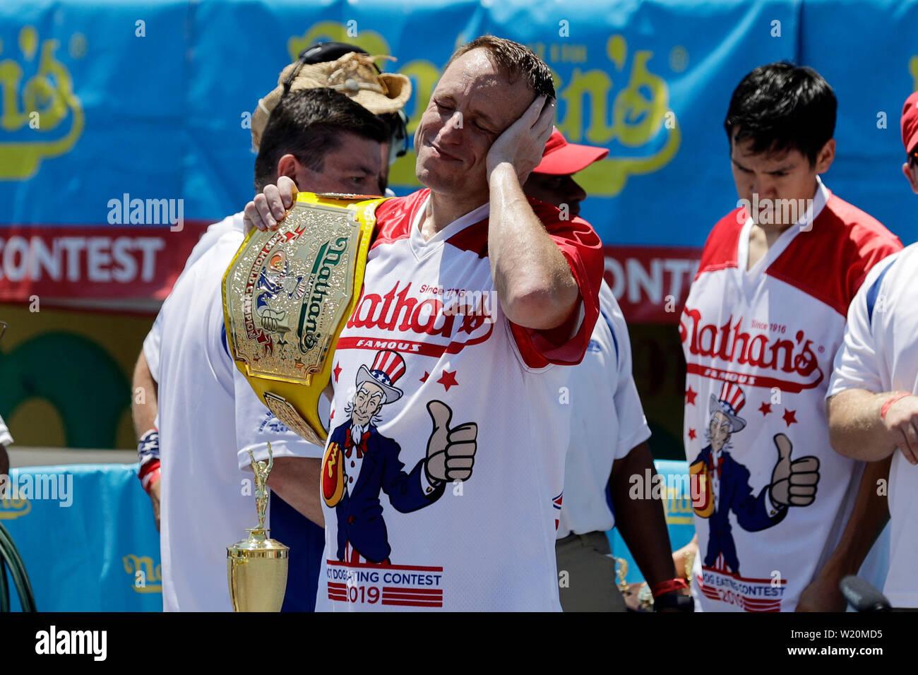 New York, USA. 4. Juli 2019. Joey Chestnut (vorne) feiert nach dem Gewinn der Männer Wettbewerb bei der jährlichen Nathan's Hot Dog Essen Wettbewerb auf Coney Island in New York, USA, am 4. Juli 2019. Joey Chestnut verteidigt seine Männer-WM-Titel Donnerstag durch Verschlingen 71 Hot Dogs in 10 Minuten bei der Nathan Hot Dog Essen Wettbewerb in New York. Miki Sudo verteidigt Titel der Frauen durch den Verzehr von 31 Hot Dogs in 10 Minuten. Credit: Li Muzi/Xinhua/Alamy leben Nachrichten Stockfoto