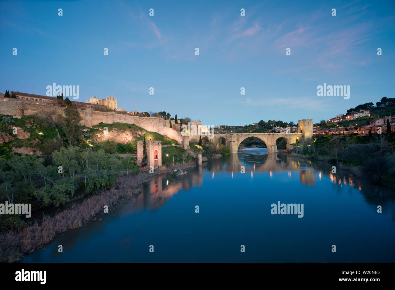 Toledo Stadt in der Nacht. Landschaft von Toledo, von der UNESCO zum Weltkulturerbe. Historisches Gebäude in der Nähe von Madrid, Spanien. Stockfoto