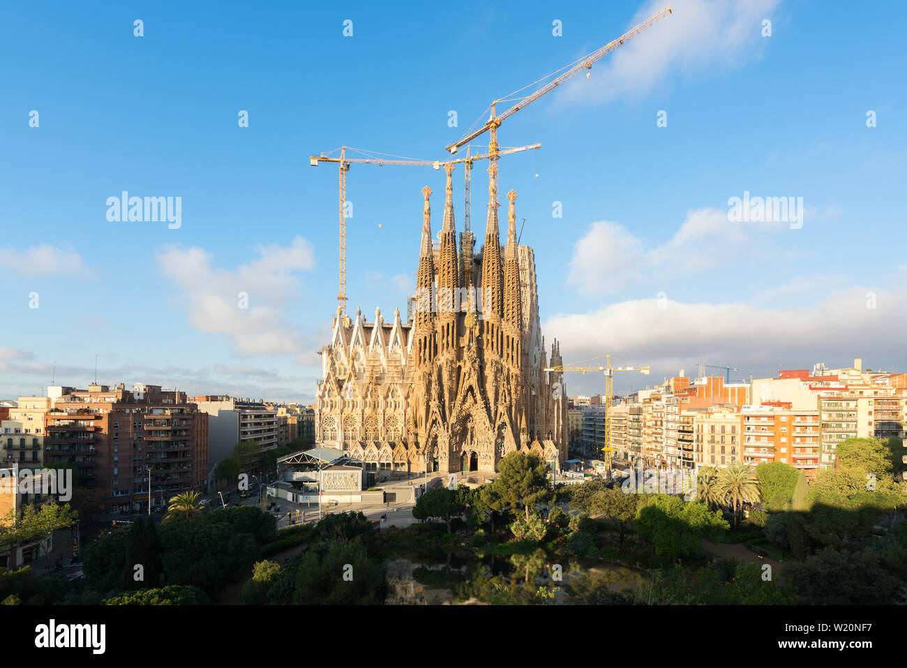 Luftaufnahme der Sagrada Familia, einem großen Römisch-katholische Kirche in Barcelona, Spanien, gestaltet von dem katalanischen Architekten Antoni Gaudi. Stockfoto