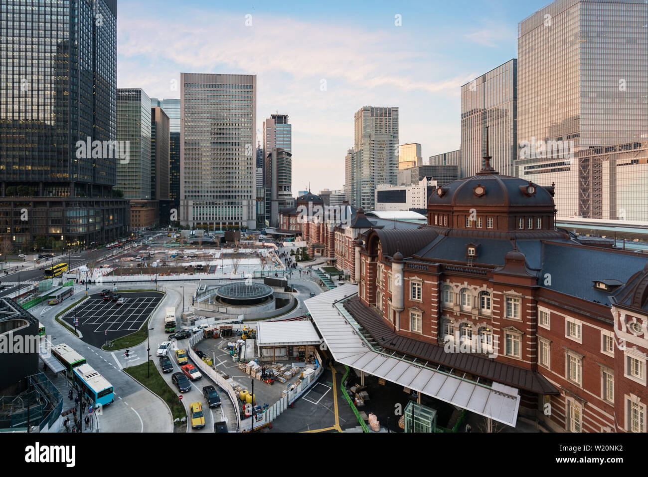 Japan Stadtbild in der Abenddämmerung. Tokio auf der Marunouchi Businessviertels und Tokio Bahnhof Hochhaus am Abend mal in Japan. Stockfoto