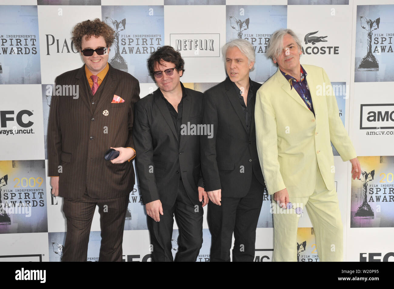 LOS ANGELES, Ca. 21. Februar 2009: Robyn Hitchcock (in Grün) & seiner Band bei den Film Independent Spirit Awards am Strand von Santa Monica, CA. © 2009 Paul Smith/Featureflash Stockfoto