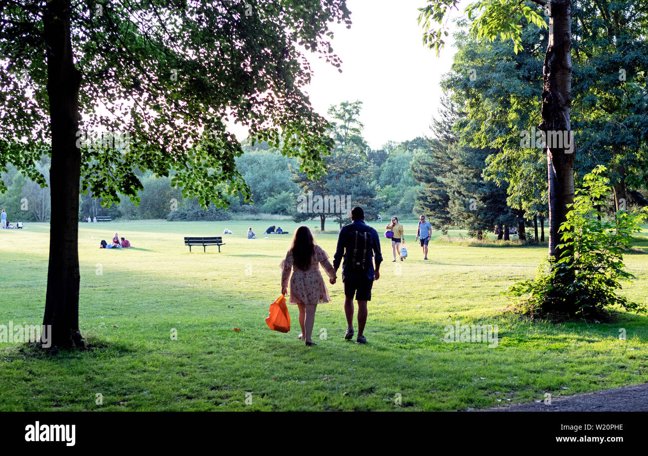 Leute genießen Sommer auf Wandswoth gemeinsame London UK Stockfoto