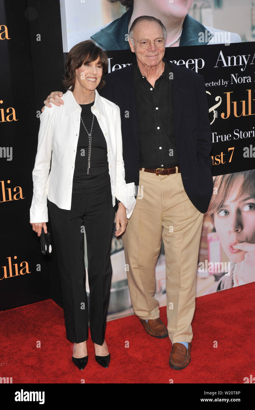 LOS ANGELES, Ca. 27. juli 2009: Direktor Nora Ephron am Los Angeles Premiere ihres neuen Films 'Julie & Julia' bei Mann Dorf Theater, Westwood. © 2009 Paul Smith/Featureflash Stockfoto