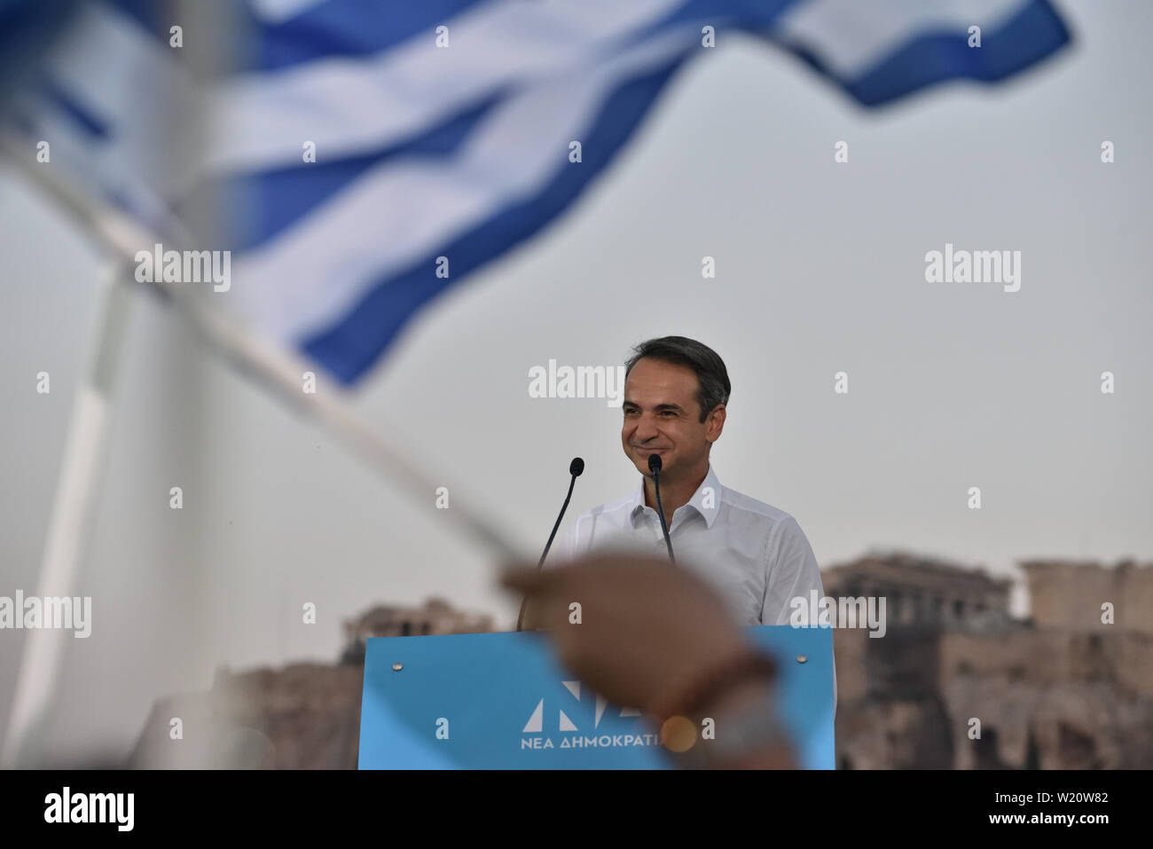 Athen, Griechenland. 4. Apr 2019. Kyriakos Mitsotakis, der Führer der Partei Neue Demokratie, spricht mit Anhänger vor der Akropolis vor den allgemeinen Wahlen in Athen, Griechenland. Credit: Nicolas Koutsokostas/Alamy Stock Foto. Stockfoto