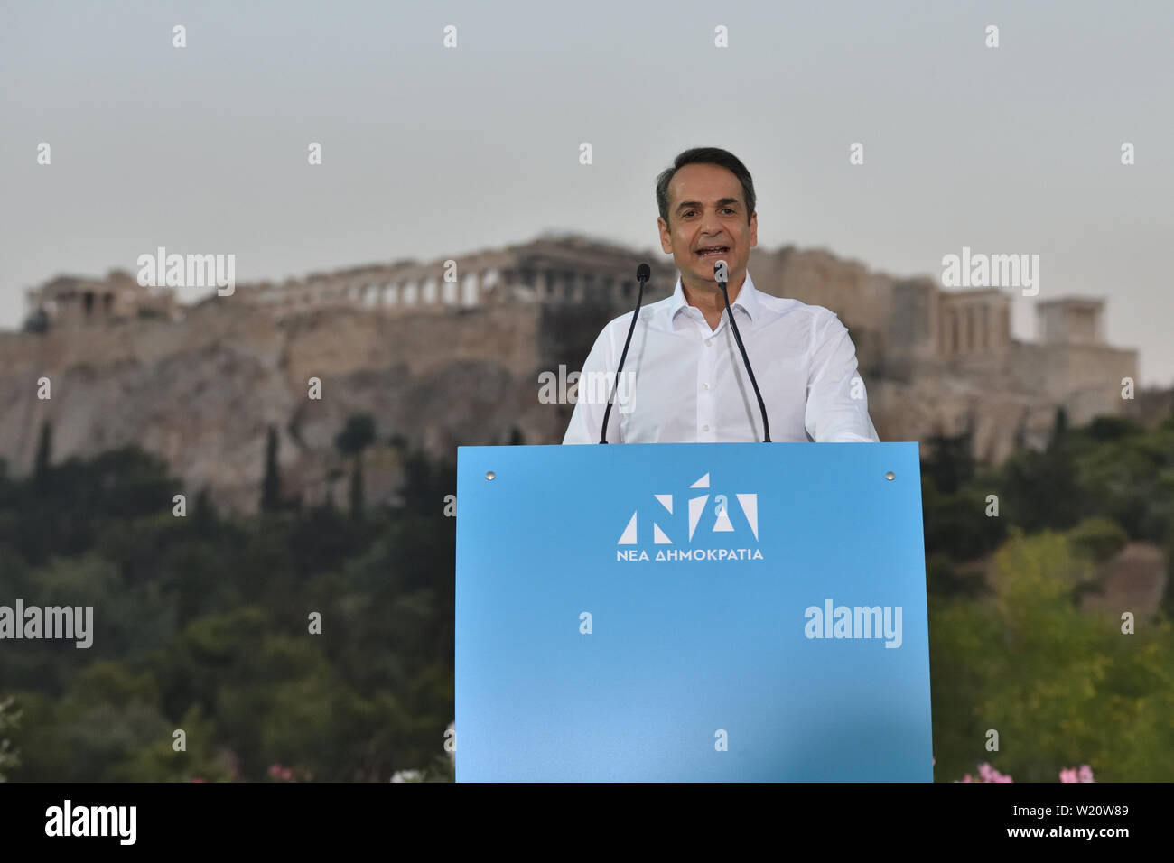 Athen, Griechenland. 4. Apr 2019. Kyriakos Mitsotakis, der Führer der Partei Neue Demokratie, spricht mit Anhänger vor der Akropolis vor den allgemeinen Wahlen in Athen, Griechenland. Credit: Nicolas Koutsokostas/Alamy Stock Foto. Stockfoto