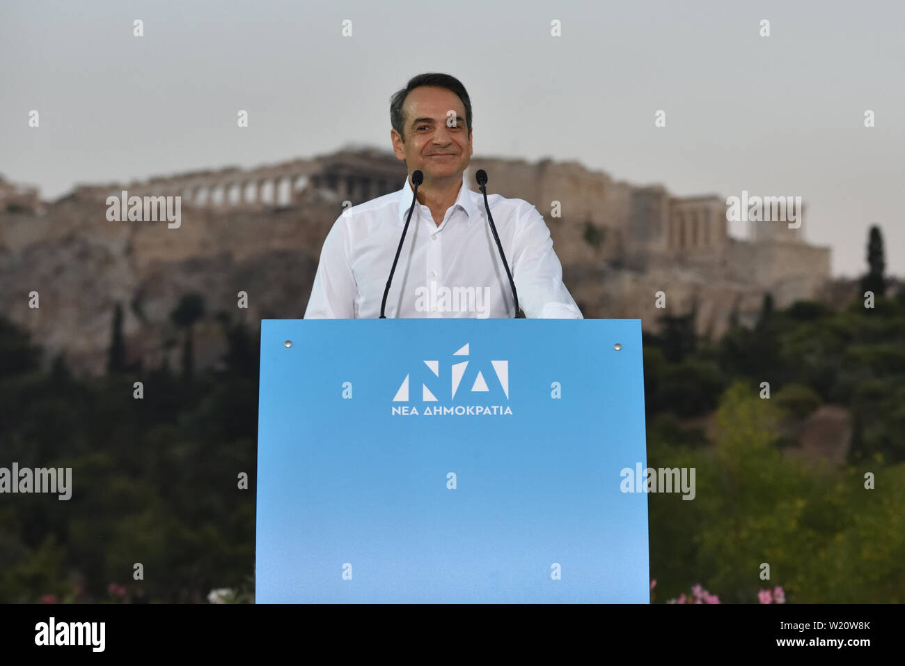 Athen, Griechenland. 4. Apr 2019. Kyriakos Mitsotakis, der Führer der Partei Neue Demokratie, spricht mit Anhänger vor der Akropolis vor den allgemeinen Wahlen in Athen, Griechenland. Credit: Nicolas Koutsokostas/Alamy Stock Foto. Stockfoto