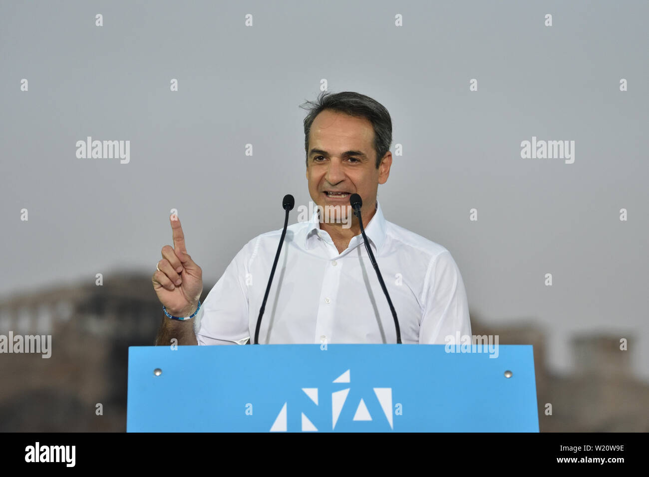 Athen, Griechenland. 4. Apr 2019. Kyriakos Mitsotakis, der Führer der Partei Neue Demokratie, spricht mit Anhänger vor der Akropolis vor den allgemeinen Wahlen in Athen, Griechenland. Credit: Nicolas Koutsokostas/Alamy Stock Foto. Stockfoto